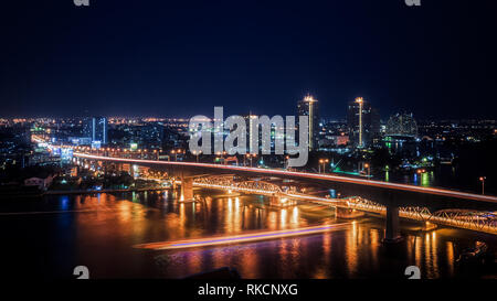 Urban Night Skyline helle Lichter Brücke Fluss generische Stadt Landschaft Stockfoto