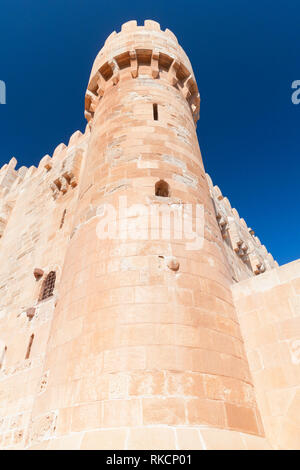 Turm der Zitadelle von qaitbay oder das Fort von Qaitbay, aus dem 15. Jahrhundert defensive Festung befindet sich auf der Mittelmeer Küste Alexandria, Ägypten. Es Stockfoto