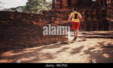 Mann mit Beinprothese Reisen Wandern Ruinen Stockfoto