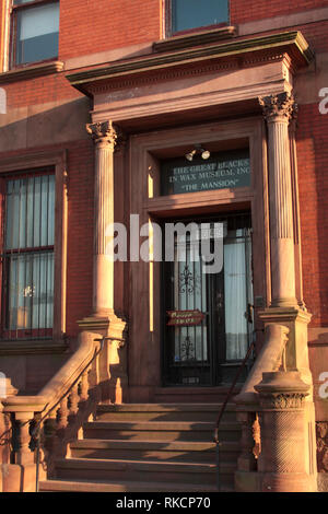 Der Eingang des National Great Blacks in Wax Museum, The Mansion, in East Baltimore, MD, USA Stockfoto