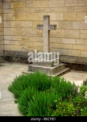 NORWICH, NORFOLK, Großbritannien - 13. JUNI 2018: Das ursprüngliche Denkmal für Edith Cavell in der Nähe der Kathedrale Stockfoto