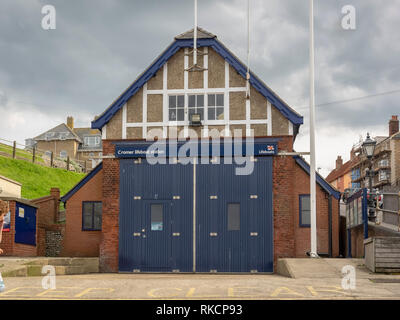 CROMER, NORFOLK, Großbritannien - 13. JUNI 2018: Außenansicht der RNLI Rettungsbootstation Stockfoto