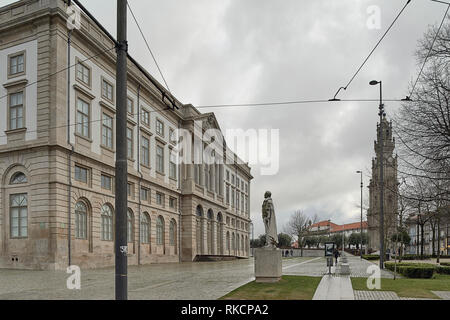 Die Universität von Oporto, und der granitsockel, auf denen steht die steinerne Statue des do Almada, Schriftsteller und Literaturkritiker, Porto, Portugal Stockfoto