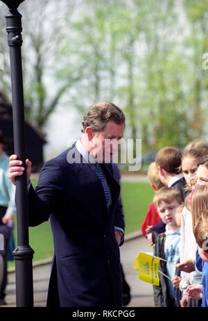 Königlicher Besuch in Sutton Scotney, Hampshire, England, Vereinigtes Königreich durch königliche Hoheit der Prinz Charles Arthur George Prince Of Wales und Earl of Chester, Herzog von Cornwall, Duke of Rothesay auf Mittwoch, 22. April 1998 Stockfoto