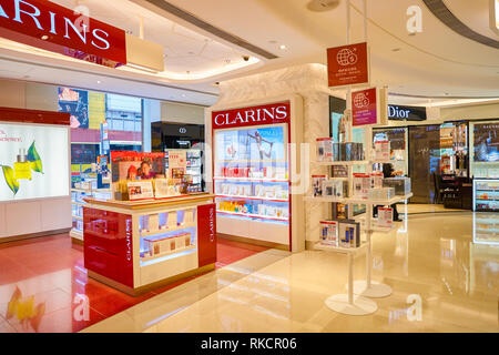 Hongkong - ca. November 2016: Kosmetik für Verkauf in Hongkong. Hong Kong's Kosmetik Markt ist hart umkämpft und ohne Mehrwertsteuer. Stockfoto