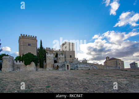 Blick auf die mittelalterliche Burg von Ampudia, aus dem 15. Jahrhundert, in der Provinz Palencia Stockfoto