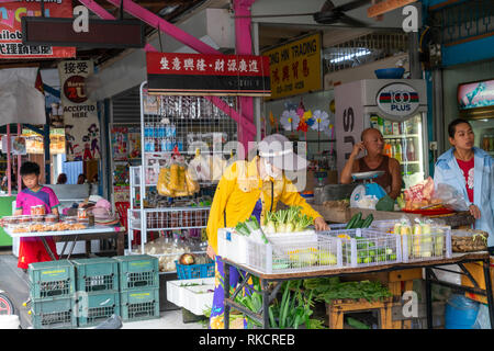 Pulau Ketam Insel, Malaysia. Januar 2019. Die paople machen den Einkauf am Markt Stockfoto