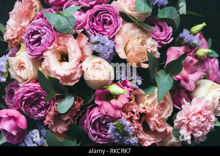 Schöne rosa und lila Pfingstrosen und Rosen Blumenstrauß mit Eukalyptus. Detailansicht. Hochzeit oder Geburtstag Blumenstrauß Stockfoto