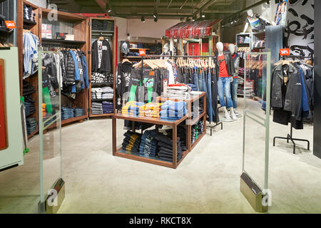 Hongkong - ca. Januar 2016: ein Geschäft in Hongkong. Shopping ist eine weit verbreitete soziale Tätigkeit in Hongkong. Stockfoto