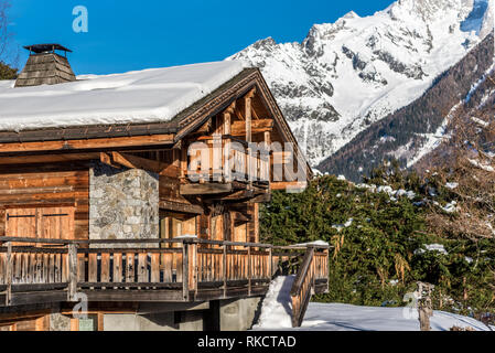 Wald und Holz Chalet mit feinen Tischlerei Details im Exterieur im Winter alpine Landschaft gelegen Stockfoto