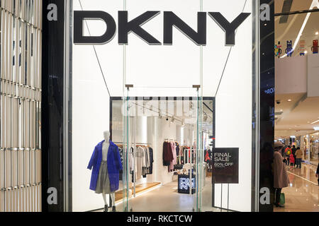 Hongkong - ca. Januar 2016: DKNY Store in Hongkong. DKNY ist ein New Yorker Fashion House spezialisiert auf Mode für Männer und Frauen. Stockfoto