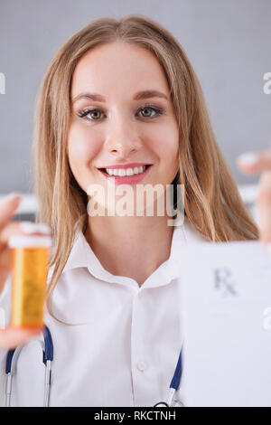 Ärztin Händen halten Rezept Stockfoto