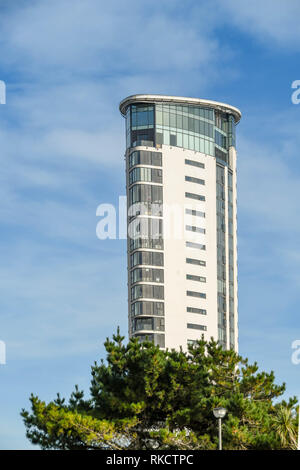 SWANSEA, WALES - Oktober 2018: Der Turm im Meridian Quay in Swansea dominiert die Skyline der Stadt. Stockfoto