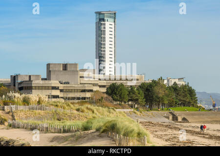 SWANSEA, WALES - Oktober 2018: Das Meer in Swansea mit der County Hall auf der linken und dem Turm im Meridian Quay dominieren die Skyline. Stockfoto