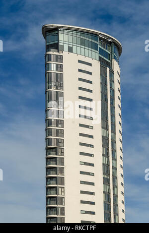 SWANSEA, WALES - Oktober 2018: Der Turm im Meridian Quay in Swansea dominiert die Skyline der Stadt. Stockfoto