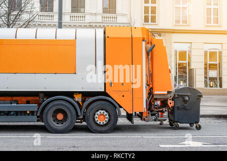 Müllabfuhr Lastwagen an Straße der Stadt. Abfälle Dump Truck auf Stadt, Straße. Kommunale und städtische Dienstleistungen. Abfallwirtschaft, Entsorgung und Recycling. Mock-up Stockfoto