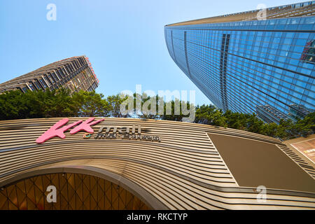 SHENZHEN, China - Februar 05, 2016: KK Mall Gebäude. KK Mall enthält Luxusmarke Geschäfte, Restaurants und einen Supermarkt. Stockfoto