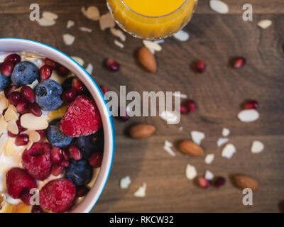 Leckeres und gesundes Frühstück Schüssel mit Himbeere, Heidelbeere, Mandel-, Granatapfel, Walnüsse und Soja Joghurt Stockfoto