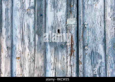 Close-up Detail der traditionellen Wetter - getragen blau lackierten Holz Scheune Türen mit Verriegelung und Griff Stockfoto