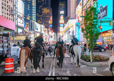 NYPD Polizisten zu Pferde in Times Square, New York City. Berittene Polizei patrouilliert die Nacht in Zeiten Squa Stockfoto