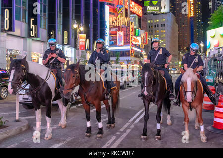 NYPD Polizisten zu Pferde in Times Square, New York City. Berittene Polizei patrouilliert die Nacht in Zeiten Squa Stockfoto