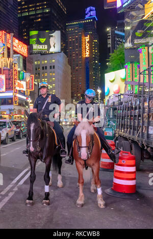 NYPD Polizisten zu Pferde in Times Square, New York City. Berittene Polizei patrouilliert die Nacht in Zeiten Squa Stockfoto