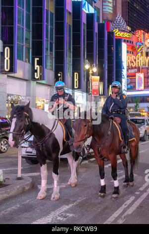 NYPD Polizisten zu Pferde in Times Square, New York City. Berittene Polizei patrouilliert die Nacht in Zeiten Squa Stockfoto