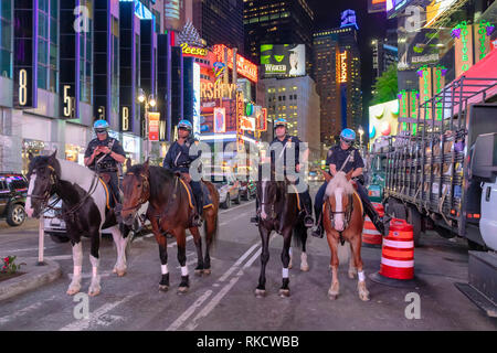 NYPD Polizisten zu Pferde in Times Square, New York City. Berittene Polizei patrouilliert die Nacht in Zeiten Squa Stockfoto