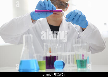 Eine männliche Chemiker hält Reagenzglas aus Glas Stockfoto