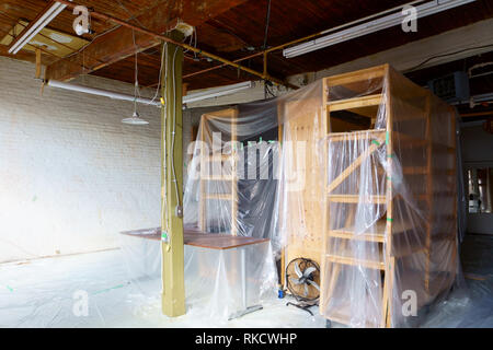 Der leere Raum füllten sich mit Polyethylen, nur Verschieben in oder heraus bewegt oder Bereit für die Renovierung. Stockfoto