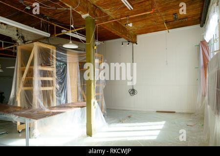 Der leere Raum füllten sich mit Polyethylen, nur Verschieben in oder heraus bewegt oder Bereit für die Renovierung. Stockfoto