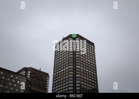 MONTREAL, KANADA - 6. NOVEMBER 2018: Desjardins Bank Logo auf Ihrer Hauptniederlassung für Montreal, Quebec, in der Complexe Desjardins. Mouvement Desjardins Stockfoto