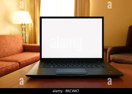 Laptop auf dem Schreibtisch in der gemütlichen Hotelzimmer Stockfoto