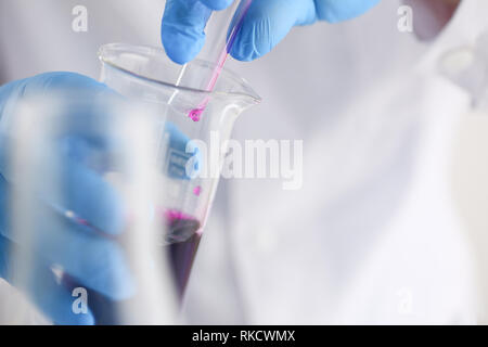 Eine männliche Chemiker hält Reagenzglas aus Glas Stockfoto