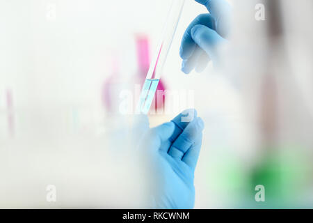 Eine männliche Chemiker hält Reagenzglas aus Glas Stockfoto