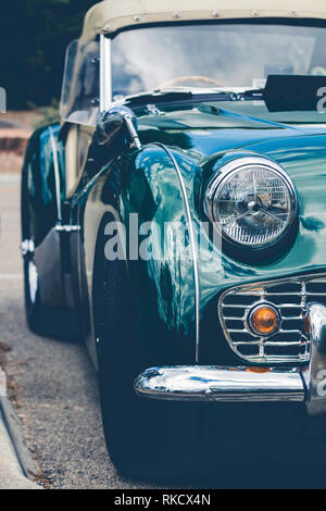Scheinwerfer eines grünen Oldtimer Stockfoto