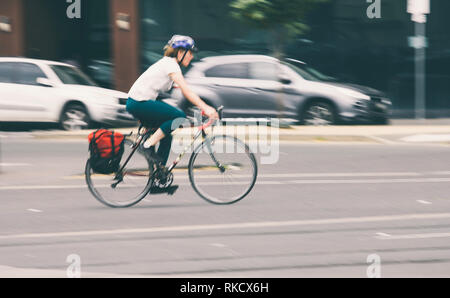 Radfahren auf der Straße der Stadt unscharfes Bild Stockfoto