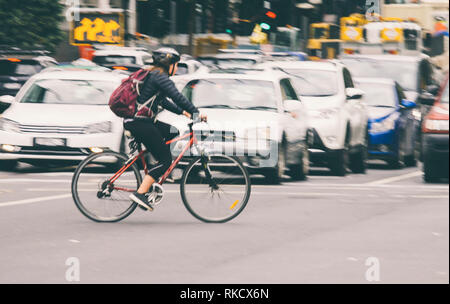 Radfahren auf der Straße der Stadt unscharfes Bild Stockfoto