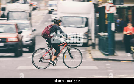 Radfahren auf der Straße der Stadt unscharfes Bild Stockfoto