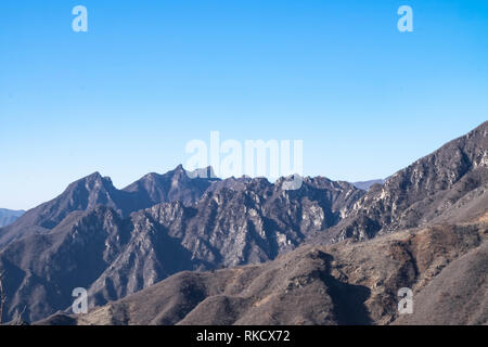 China die Große Mauer Fernblick von der Wand Segmente Herbst in den Bergen in der Nähe von Beijing alte chinesische Festung militärische Wahrzeichen. Stockfoto