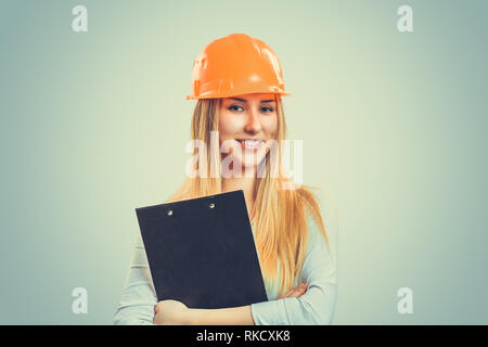 Frau in hardhat Holding Zwischenablage Stockfoto