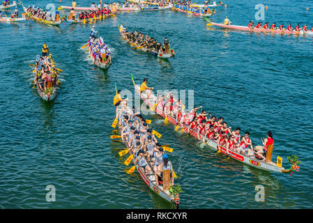 Hong Kong, China - 2. Juni 2014: Menschen Rennen Dragon Boote Festival Rennen in Stanley beach Stockfoto