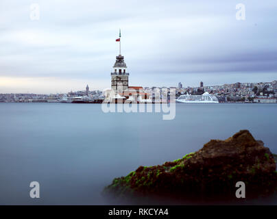 Maiden's Tower auf Istanbul Bosporus mit langen Belichtungszeiten Stockfoto