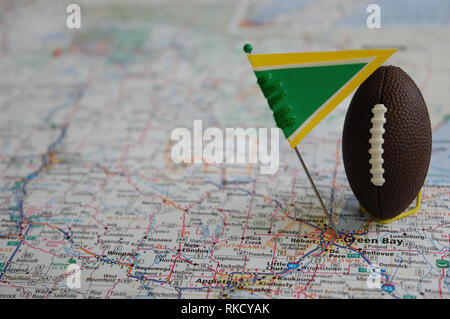 Makroaufnahme einer Flagge und Fußball auf Green Bay, Wisconsin in einer Karte. Stockfoto