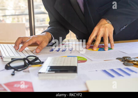 Geschäftsmann oder Buchhalter Arbeiten am Rechner geschäftlicher Daten Konzept zu berechnen. Buchhaltung, Berater Beratung investment Situation auf dem financia Stockfoto