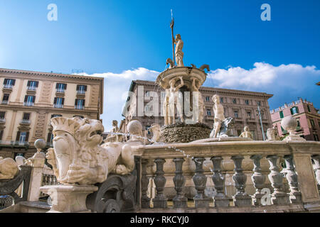 Der Rathausplatz mit dem berühmten Neptun Brunnen auf der Piazza Municipio in Neapel, Italien. Stockfoto