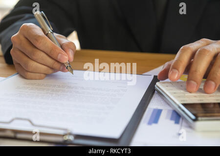 Business Mann einen Vertrag unterzeichnen. Besitzt das Geschäft Zeichen persönlich, Geschäftsführer des Unternehmens, Rechtsanwalt. Immobilienmakler, Haus, Umzug oder Stockfoto