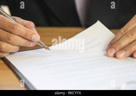 Business Mann einen Vertrag unterzeichnen. Besitzt das Geschäft Zeichen persönlich, Geschäftsführer des Unternehmens, Rechtsanwalt. Immobilienmakler, Haus, Umzug oder Stockfoto