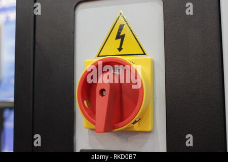 Red hohe Spannung an Schalter für den industriellen Maschinen Stockfoto