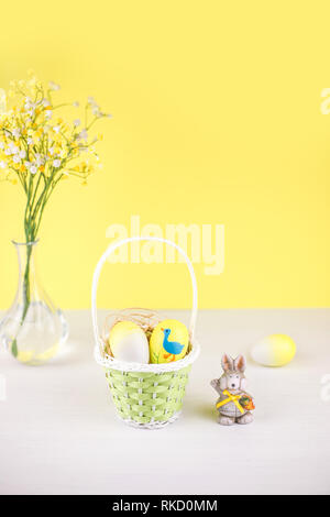 Ostern Korb mit Eiern auf weißem Hintergrund. Stockfoto